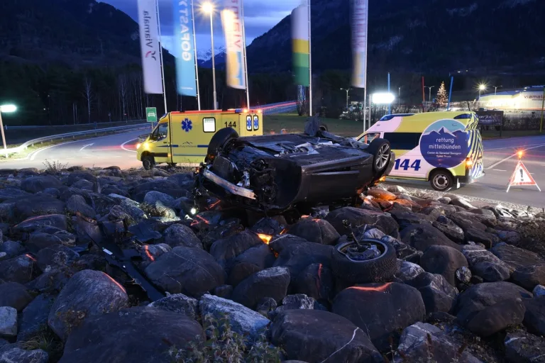 Thusis GR – Auto überschlägt sich bei Unfall und landet auf dem Dach