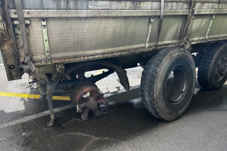 St. Gallen - Drei Tonnen überladen und während der Fahrt ein Rad verloren