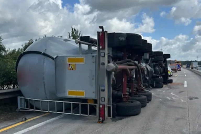 A7 Egestorf NI – Lkw kippt in Baustelle um