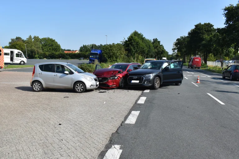 Oldenburg NI – Zwei Verletzte nach Unfall mit drei Pkw
