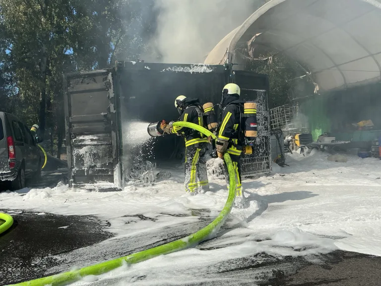 Bochum – Zwei Überseecontainer in Brand geraten