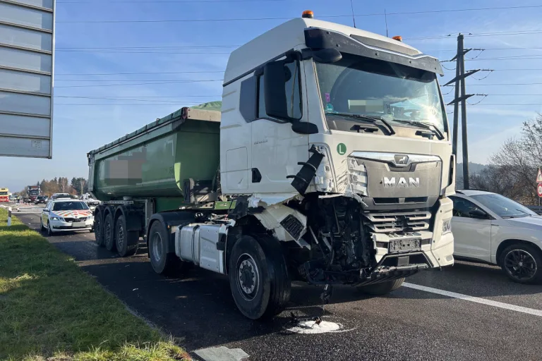 A1 Kölliken AG – Unfall zwischen Lieferwagen und Lastwagen