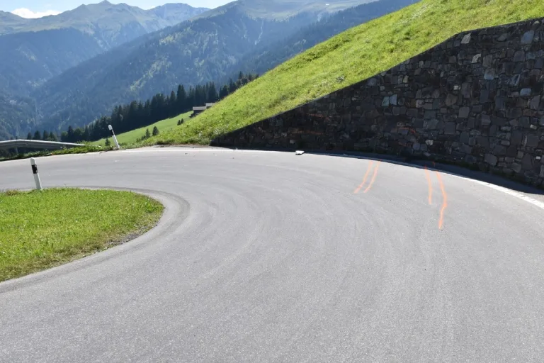 Furna GR - Frau verliert Kontrolle über Auto und rutscht 60 Meter Abhang hinunter