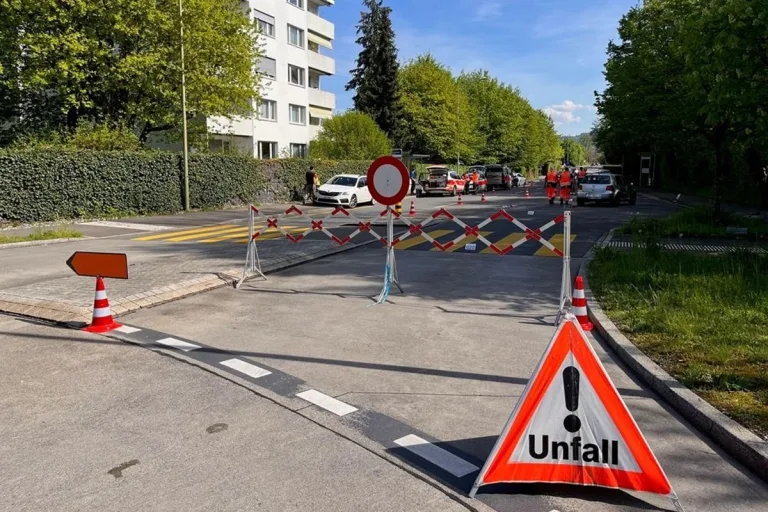 Thalwil ZH - Fussgängerin von Auto angefahren - Strasse für den gesamten Verkehr gesperrt
