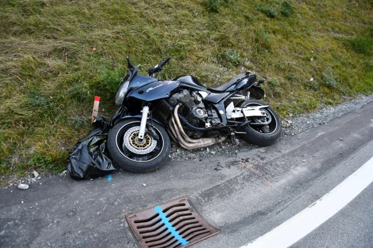 Chur GR - Motorradfahrer nach Kollision mit Auto auf der Malixerstrasse schwer verletzt