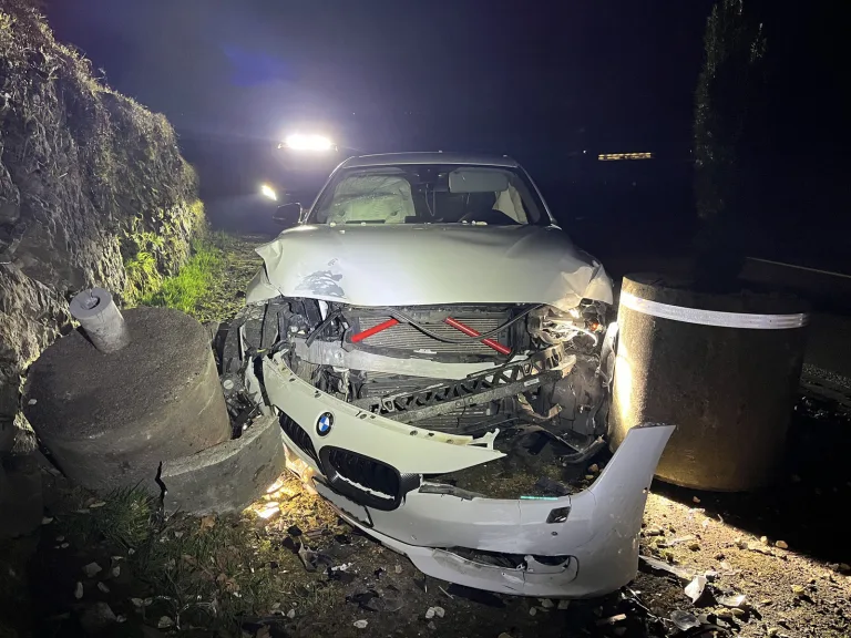 Unfall in Dierikon LU - Auto prallt heftig gegen Betonblock