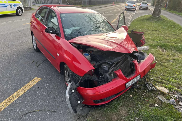 Unfall in Buchs AG – Lenker prallt alkoholisiert gegen Baum