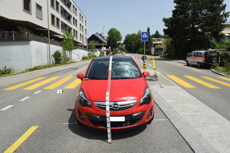Schrecklicher Unfall in Uitikon Waldegg ZH – Fussgängerin schwer verletzt