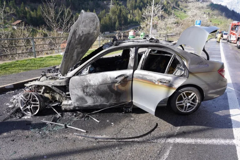 Gurtnellen UR - Mercedes gerät in Brand