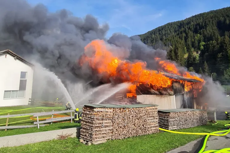 Wald am Arlberg – Brand zerstört Stall und Wohnhaus