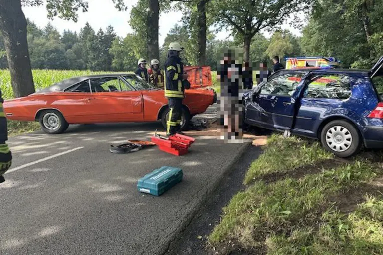 Fredenbeck NI – Verursacher flüchtet nach Unfall mit zwei Verletzten