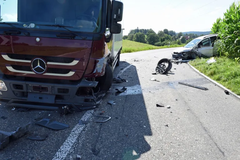 120'000 Franken Sachschaden in Roggliswil LU - Auto prallt in Lastwagen – eine Person leicht verletzt