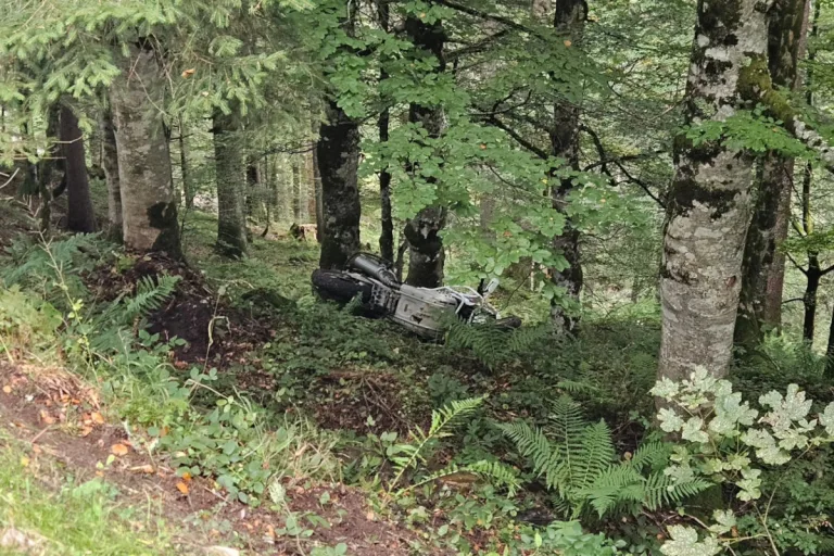 Unfall in Laterns V – Motorradlenker stürzt über Böschung