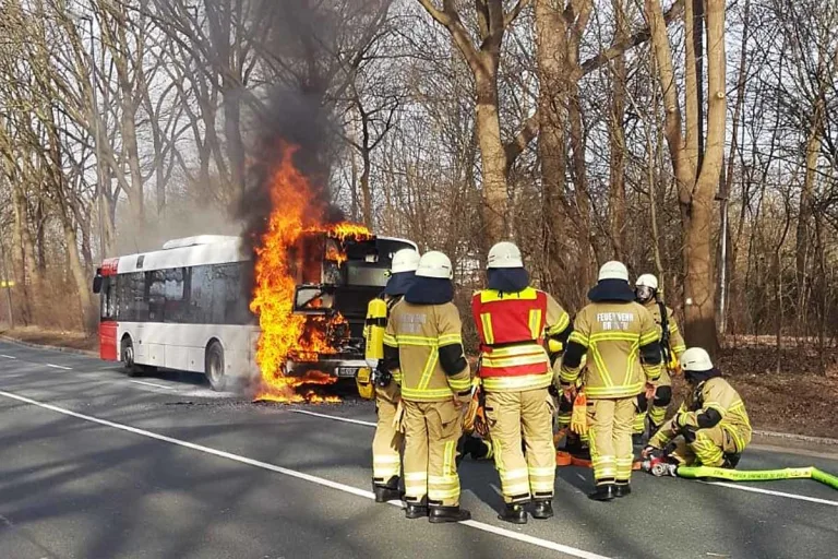 Bremen - Besetzter Linienbus in Brand geraten