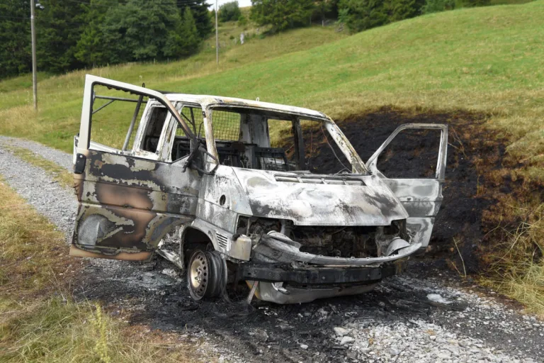 Sattel SZ – Lieferwagen während der Fahrt in Brand geraten