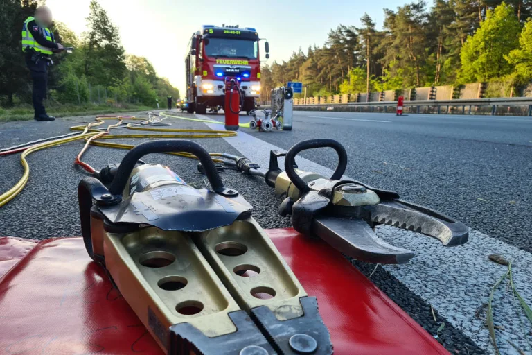 Drama auf der A2 Hämelerwald – PKW mit 5 Insassen kommt von der Fahrbahn ab – ein Mensch stirbt