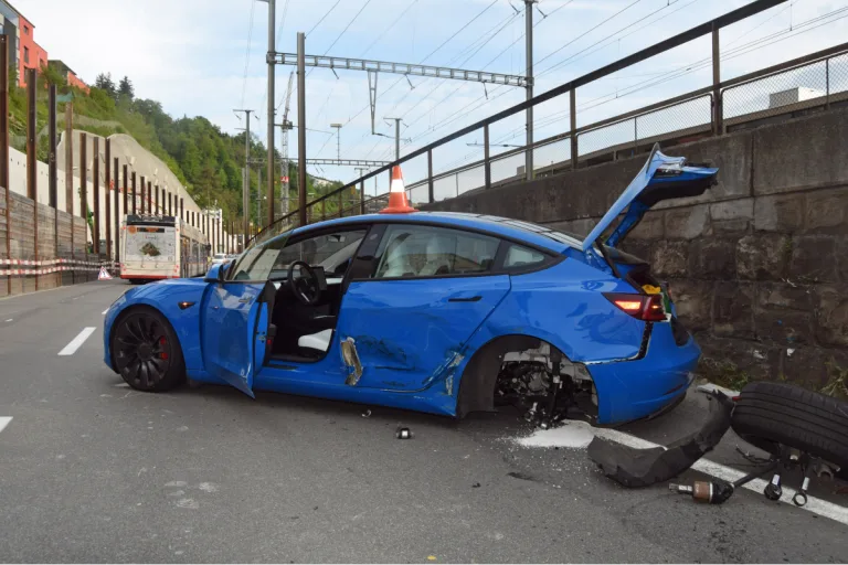 Stadt Luzern - 2 Totalschäden nach Unfall - Niemand verletzt