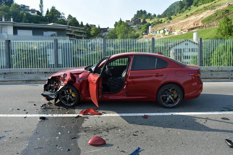 Rega Einsatz in Weggis LU - 16-Jähriger Motorradfahrer kollidiert mit einem Alfa Romeo