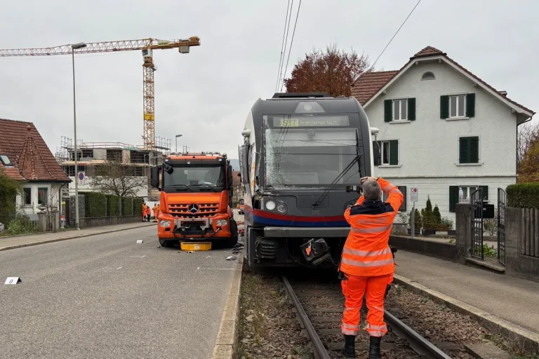 Dietikon ZH – Drei Verletzte nach Kollision zwischen Lastwagen und Zug