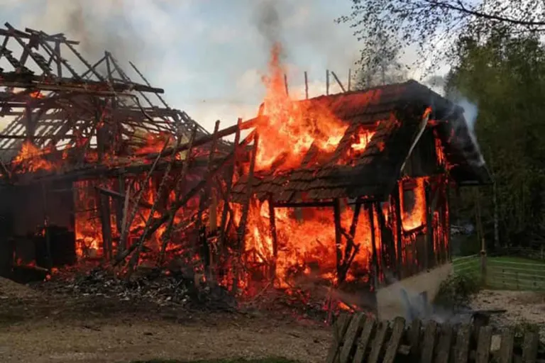 Brand in Innerteuchen - 75 Feuerwehrleute bekämpfen Brand
