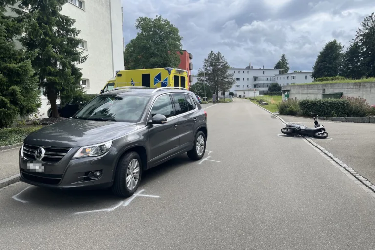 Unfall in Wil SG – E-Rollerfahrerin nach Kollision mit Auto verletzt