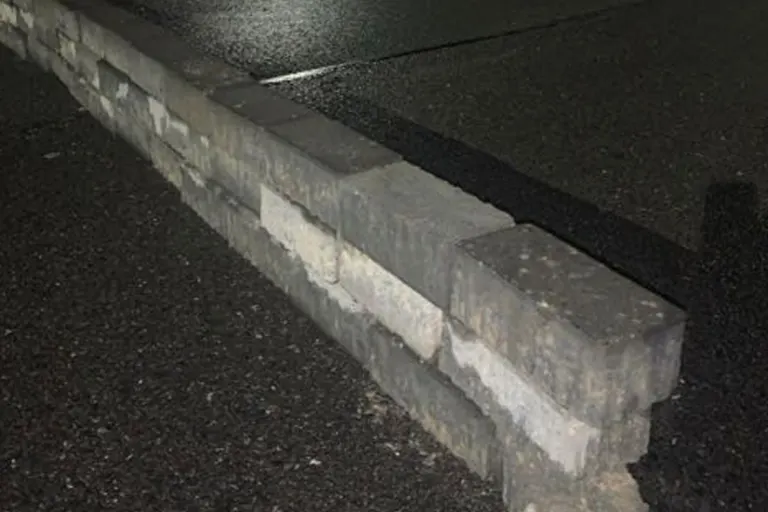 Lindhorst – Unbekannte errichten Mauer auf Fahrbahn