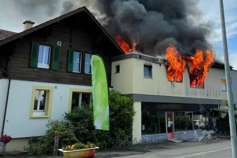 Münsingen BE - Obergeschoss eines Mehrfamilienhauses in Brand 
