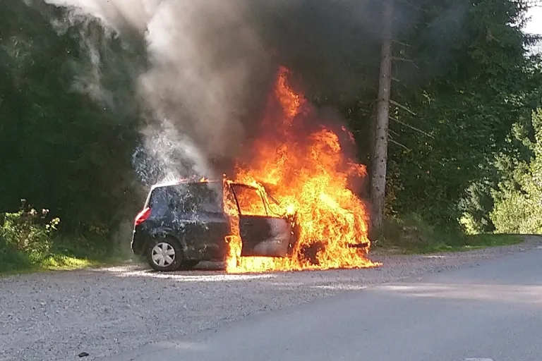 Urnäsch AR - Renault geht in Flammen auf