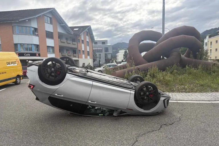 Au SG – Auto landet nach Unfall auf dem Dach