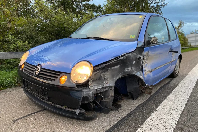 A4 Risch Rotkreuz ZG – Auto verliert Rad bei Selbstunfall auf der Autobahn