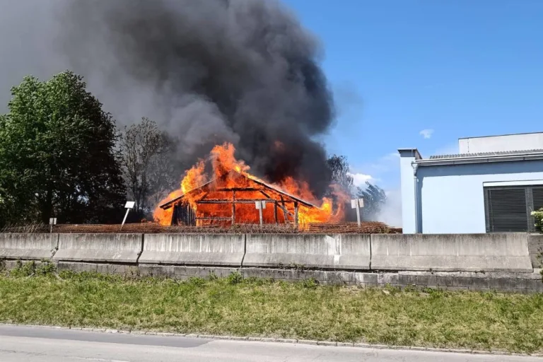 Feldkirchen – Gasflasche explodiert bei Brand in Lagerhalle
