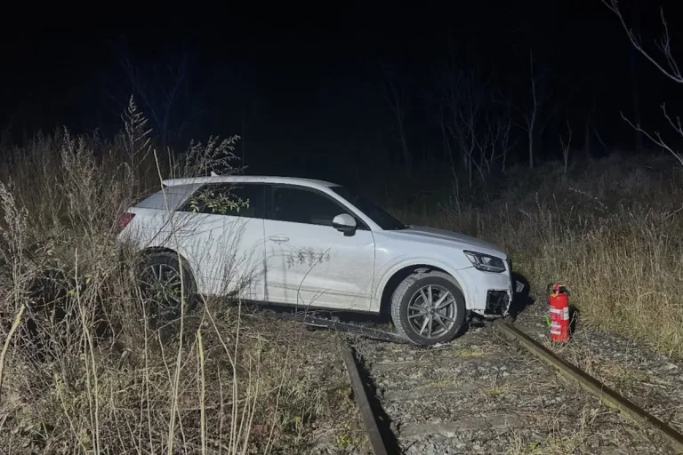 Unfall in Strasshof NÖ – Pkw rutscht über Böschung auf Bahngleis