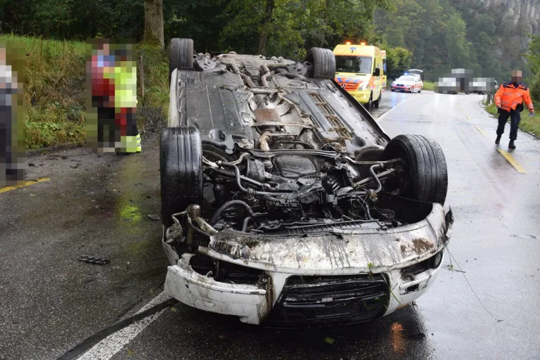 Balsthal SO – Auto landet nach Selbstunfall auf dem Autodach