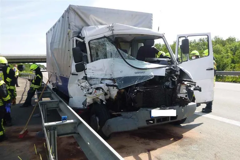 Worms - Kleintransporter bei Unfall mit LKW komplett zerstört