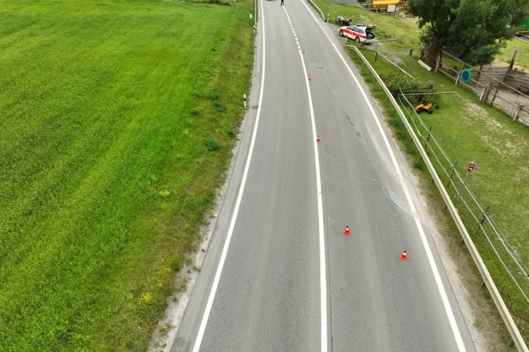 Schnaus GR - Motorradfahrer kollidiert mit Leitschranke