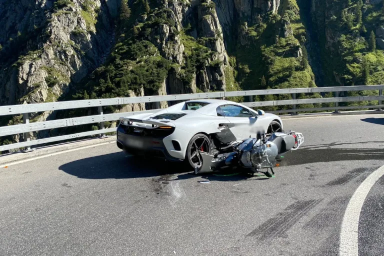 Andermatt UR - 320'000 Franken Sachschaden nach Kollision zwischen McLaren und Motorrad!