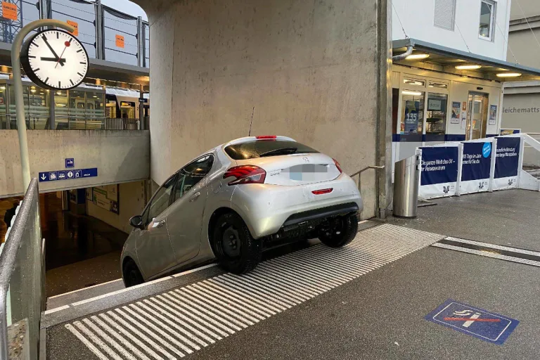Aarau AG – Personenwagen fährt in Fussgängerunterführung