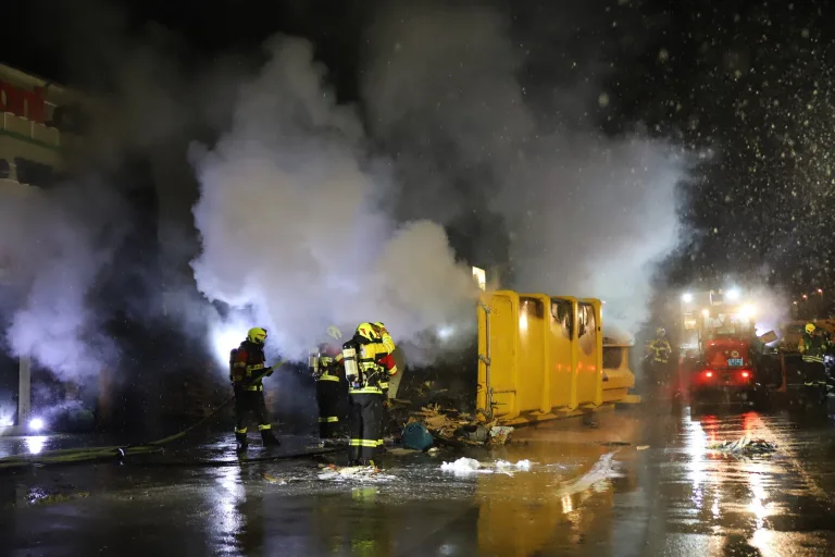 Risch Rotkreuz ZG: Flammen und Rauch in der Nacht