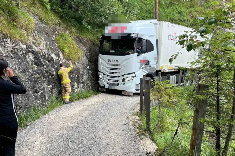 Brandenberg – Navi schickt Lastwagenzug auf schmalen Forstweg