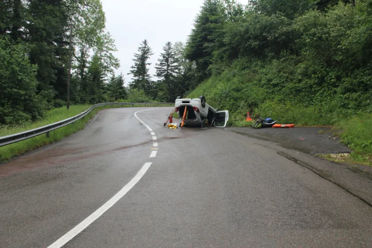 Asuel JU – Lenker nach Unfall mit Überschlag schwer verletzt