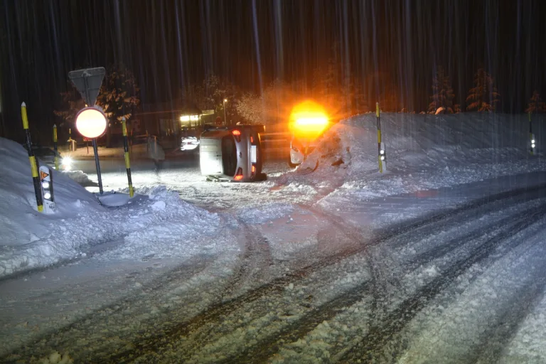 Pian San Giacomo GR – Mit Sommerreifen auf verschneiter Strasse verunfallt