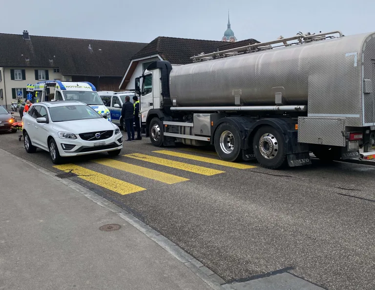 Seengen AG – Lastwagen erfasst Jugendlichen und schleudert ihn gegen Auto