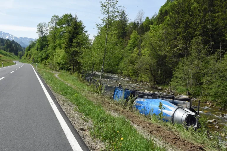 Unfall heute in Flühli LU - Betonmischer kippt in die Waldemme