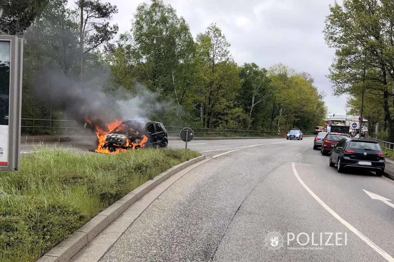 Kaiserslautern - Auto fängt während der Fahrt Feuer