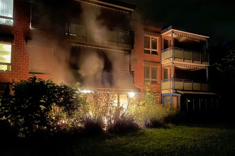 Brand in Bottmingen BL – Vier Personen mit Rauchgasvergiftung im Spital