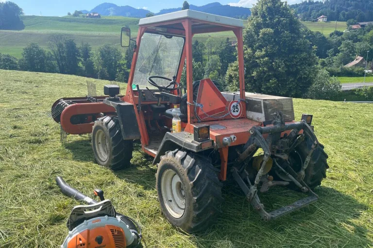 Dietfurt SG - Landwirtin von einem Zweiachs-Mäher überrollt
