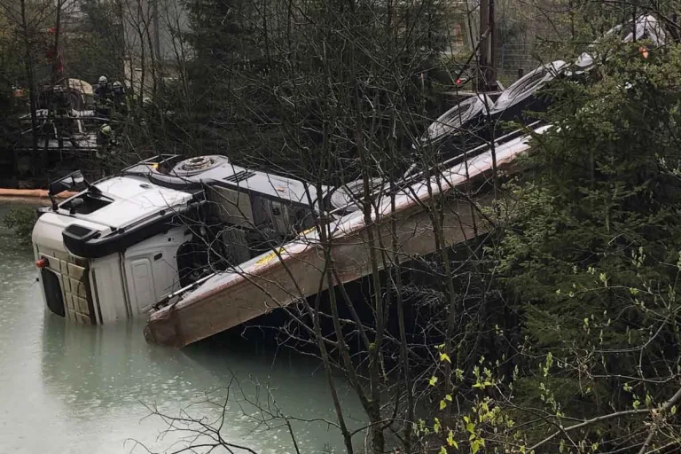 Gummersbach - Sattelzugmaschine rutscht in Wasserbecken