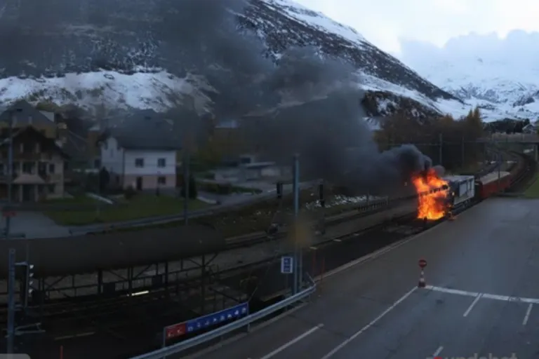 Lastwagen beim Autoverlad Furka in Brand geraten 