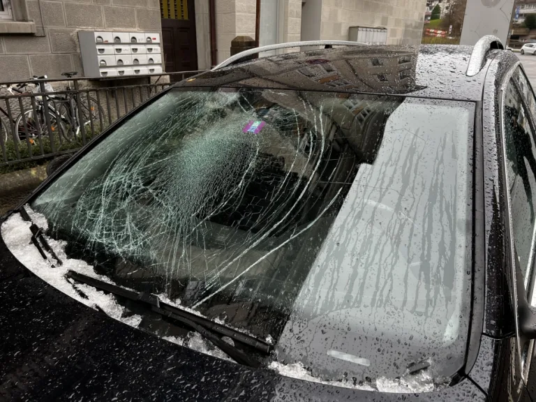 Stadt St. Gallen - Dachlawine beschädigt Personenwagen