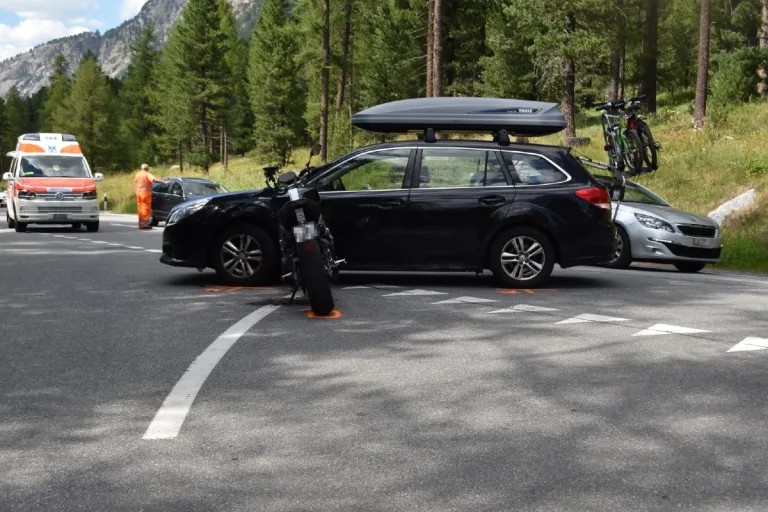 Pontresina GR - Überholender Motorradlenker verletzt sich bei Kollision mit abbiegendem Auto